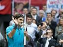 Federer moves through in Rotterdam