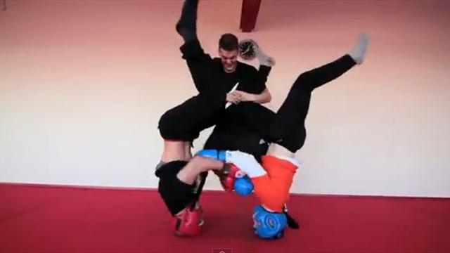 Boxare a testa in giù: botte e risate Boxare a testa in giù: botte e risate