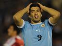 Uruguay back 'persecuted' Suarez in 'punch' probe