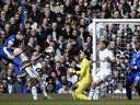 Sigurdsson rescues a point for stuttering Spurs