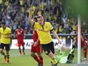 Ten-man Bayern escape Dortmund with a point