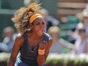 Serena extends winning streak to reach semis
