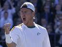 Hewitt rolls back years to beat Del Potro