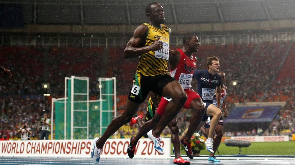 Jamaica's Usain Bolt (L) wins the men's 100 metres final ahead of US Justin Gatlin at the 2013 IAAF World Championships at the Luzhniki stadium in Moscow (AFP)