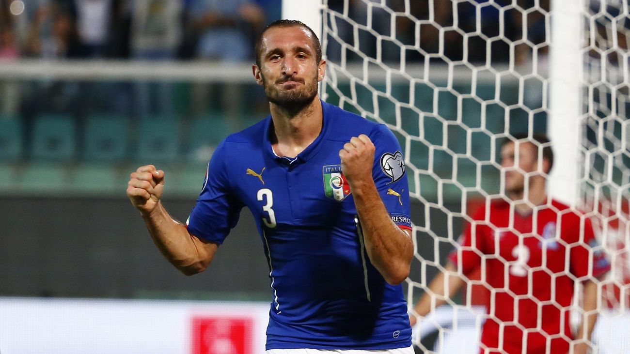 Giorgio Chiellini (Italie) a marqué trois fois contre l'Azerbaïdjan (dont une fois contre-son-camp)