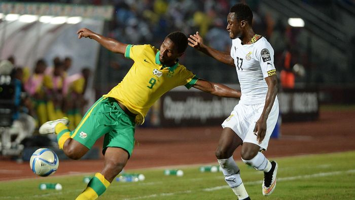 South Africa's forward Bongani Ndulula (L) challenges Ghana's defender Abdul Rahman Baba during the 2015 African Cup of Nations