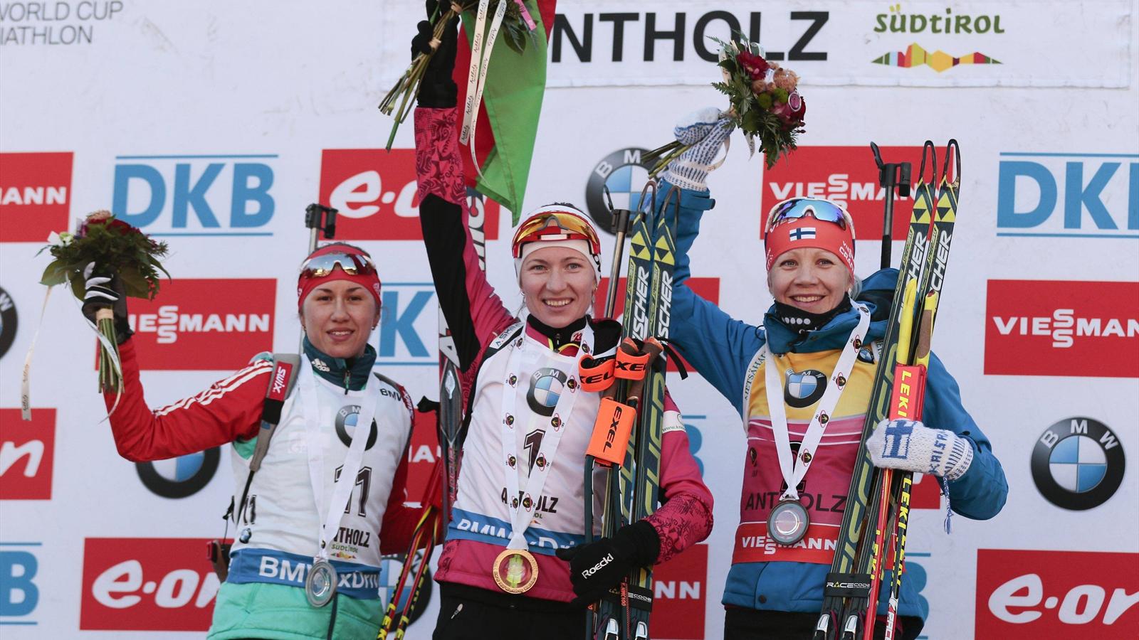 Дарья Виролайнен, Дарья Домрачева и Кайса Макарайнен на подиуме в Антхольце