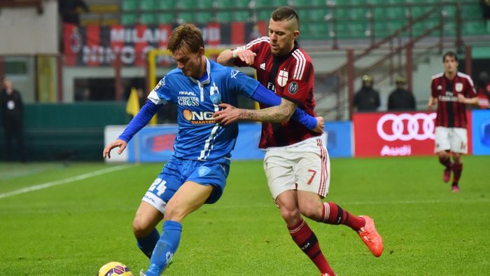 Jérémy Menez au duel avec Daniele Rugani lors de AC Milan-Empoli (saison 2014-2015)