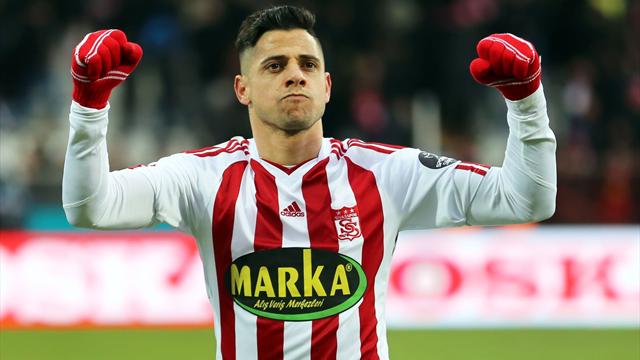 Cicinho emeklilikten geri döndü