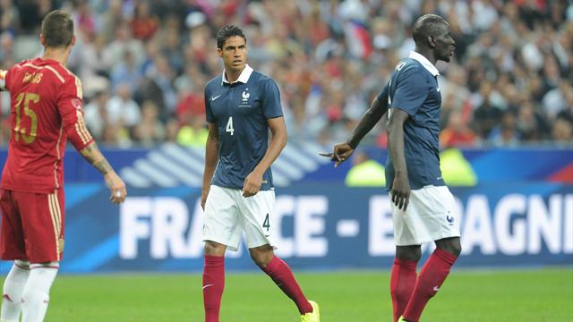 Varane et Sakho se retrouvent chez les Bleus : est-ce la paire idéale ? Il y a débat
