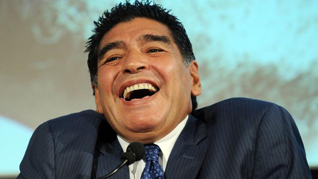 « Attention, j’arrive », prévient Maradona