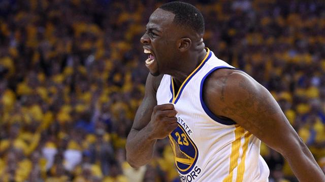 La giocata della notte: monster block di Draymond Green su Vonleh