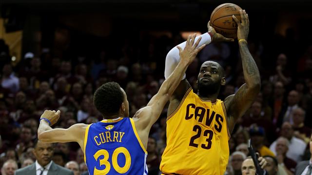 Come stanno Cavs e Warriors a un mese dall'inizio dei playoff?