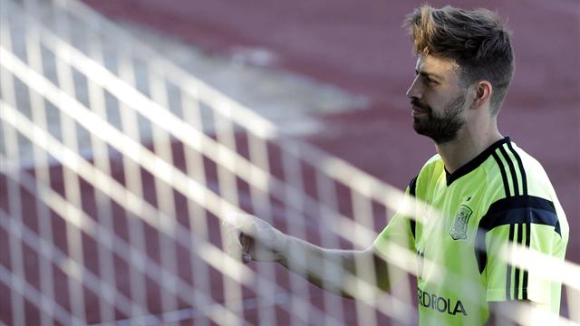Piqué, recibido con pitos en León