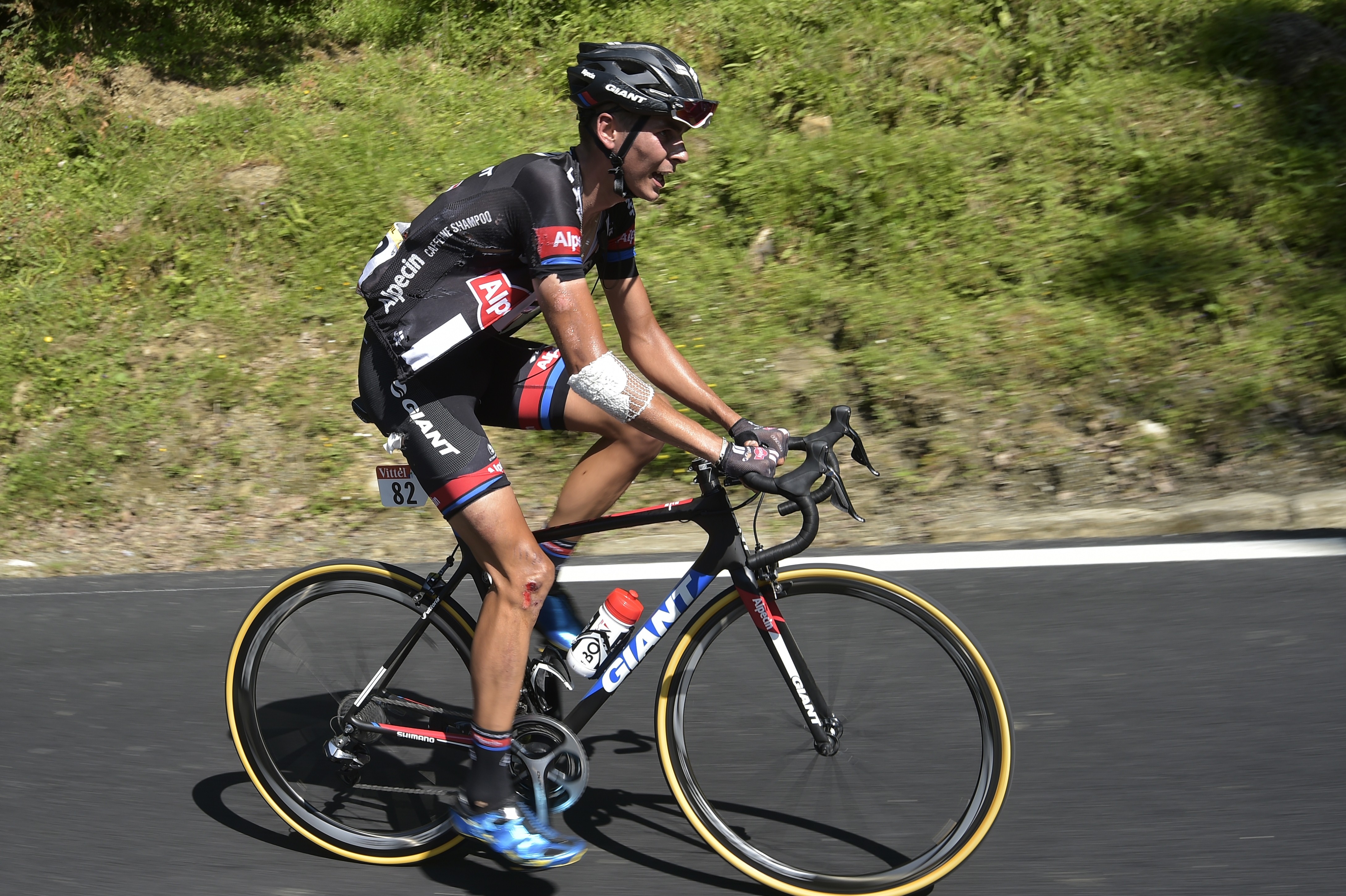 Warren Barguil (Giant-Alpecin), dans l'ascension de la Pierre-Saint-Martin après une chute dans la 10e étape du Tour de France 2015