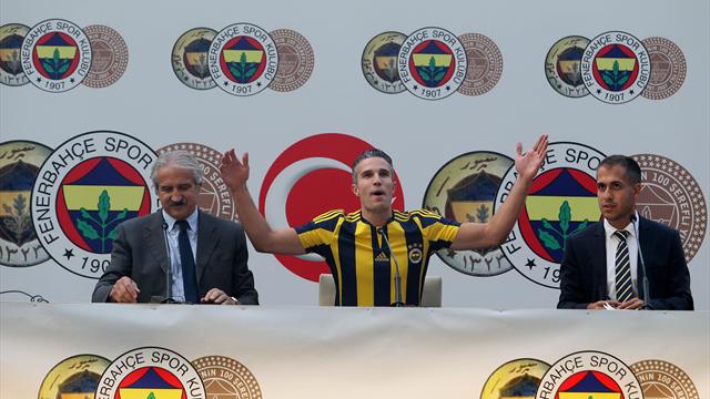 Van Persie fait déjà le show devant la presse turque accompagné de son fils