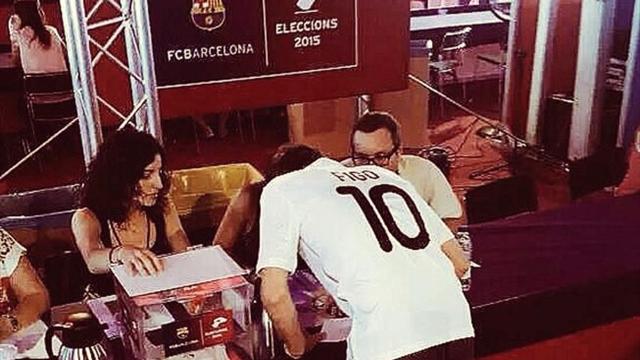 Des socios du Barça ont voté avec un maillot… du Real Madrid
