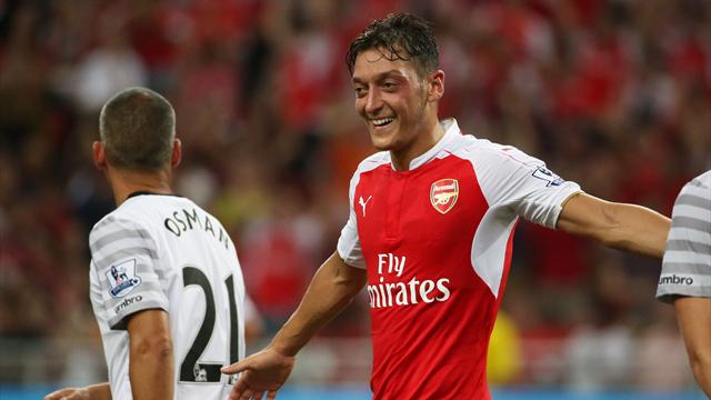 Özil fait admirer sa technique en jonglant avec du sparadrap