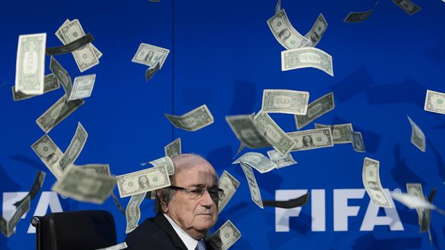 Blatter arrosé de billets de banque par un comédien en direct