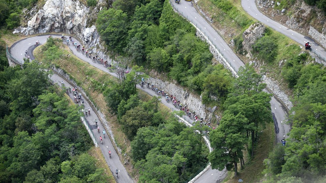 Le peloton se mesure aux Lacets de Montvernier lors du Dauphiné 2015