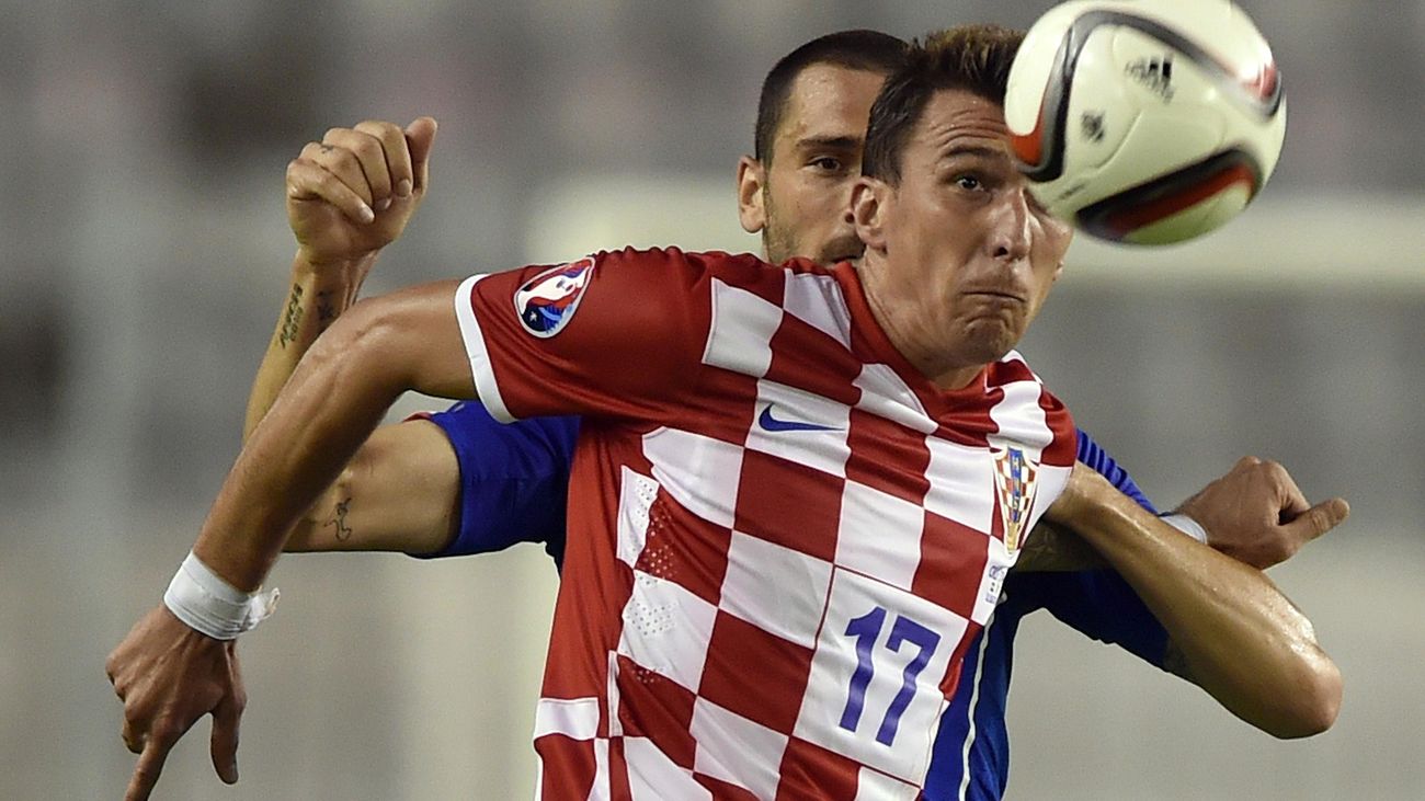 Mario Mandzukic au duel avec Leonardo Bonucci lors de Croatie-Italie (Qualifs Euro 2016)