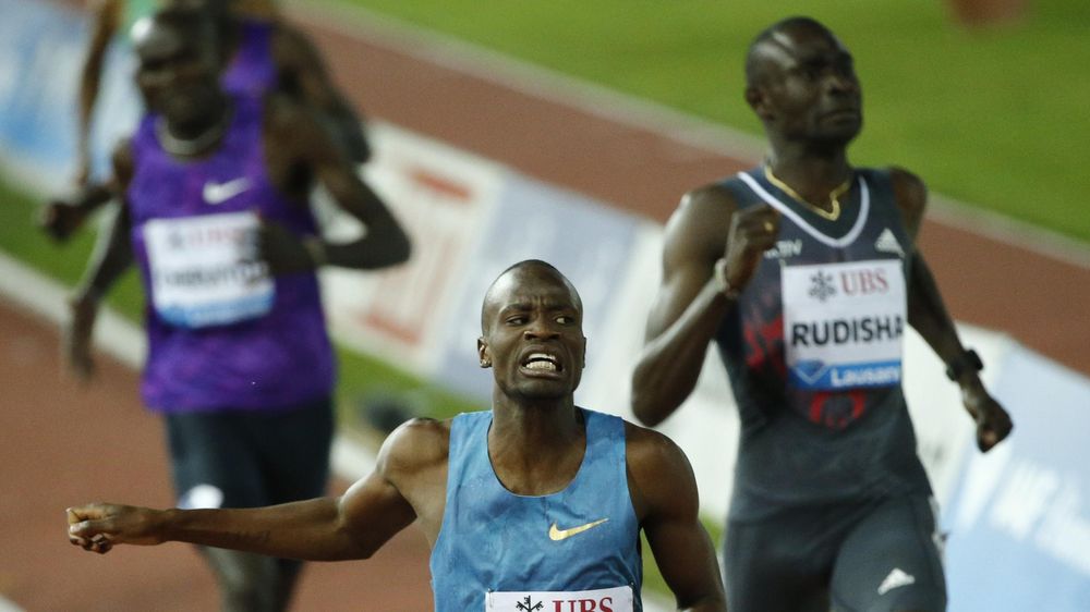 Nijel Amos of Botswana beats David Rudisha (R) of Kenya in the 800 metres men event at the IAAF Diamond League