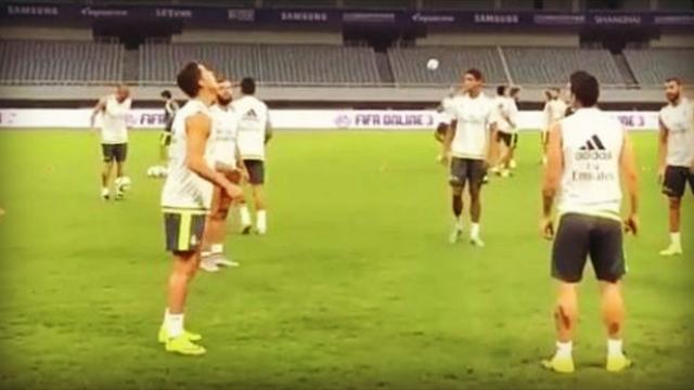 Sans bouger, sans regarder, la drôle de passe de Ronaldo
