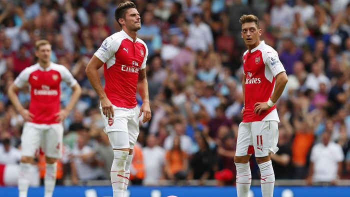 Arsenal's Olivier Giroud and Mesut Ozil look dejected after West Ham's second goal