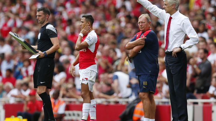 Arsenal manager Arsene Wenger looks on as Alexis Sanchez waits to come on as substitute