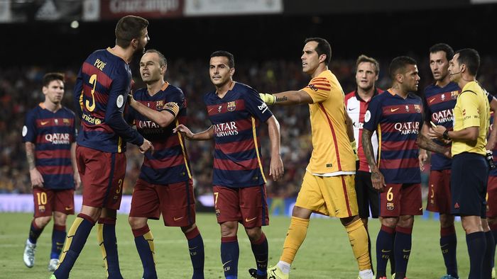 Barcelona's defender Gerard Pique (2nd L) reacts after being sent off during the Spanish Supercup second-leg football match FC Barcelona vs Athletic club Bilbao at the Camp Nou stadium in Barcelona on August 17, 2015