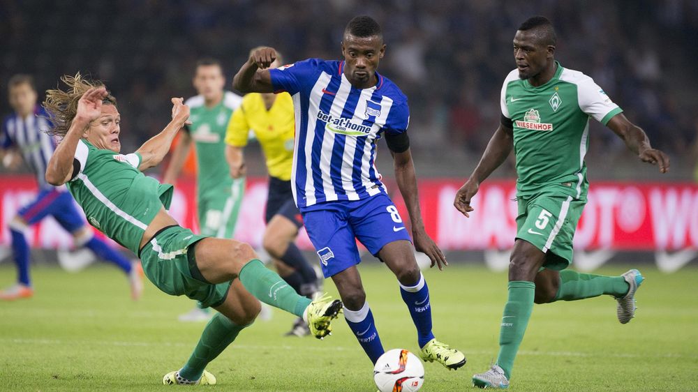 Bremen duo Jannik Vestergaard and Assani Lukimya (R) fight against Hertha's Salomon Kalou (C)