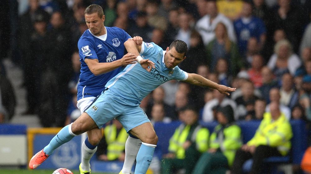 Phil Jagielka (Everton) à la lutte avec Sergio Agüero (Manchester City)