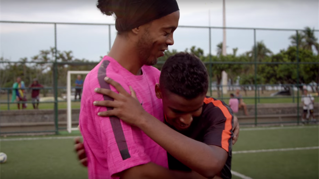 10 ans après, Ronaldinho fait un nouveau “Crossbar Challenge”
