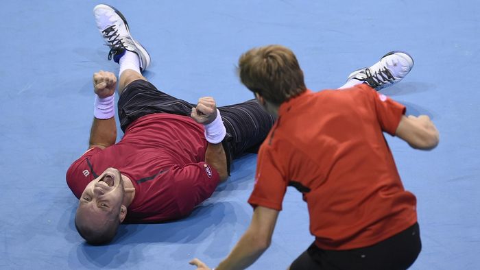 Belgium's Steve Darcis (L) celebrates with Davis Goffin (R) after winning the Davis cup semi-final match against Argentina's Federico Delbonis at the Forest National Arena on September 20, 2015