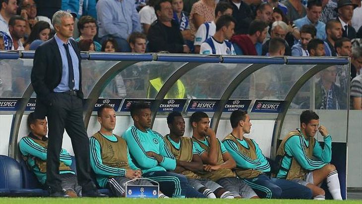 Жозе Моуринью усадил на скамейку Матича и Азара в компанию к Джону Терри