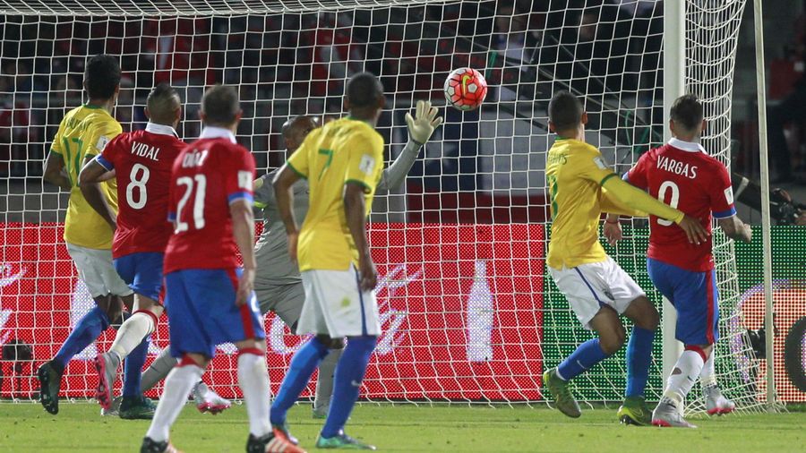 Eduardo Vargas a marqué pour le Chili face au Brésil - 2015