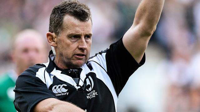 L'arbitre Nigel Owens lance un appel sur Twitter... après avoir oublié ses crampons