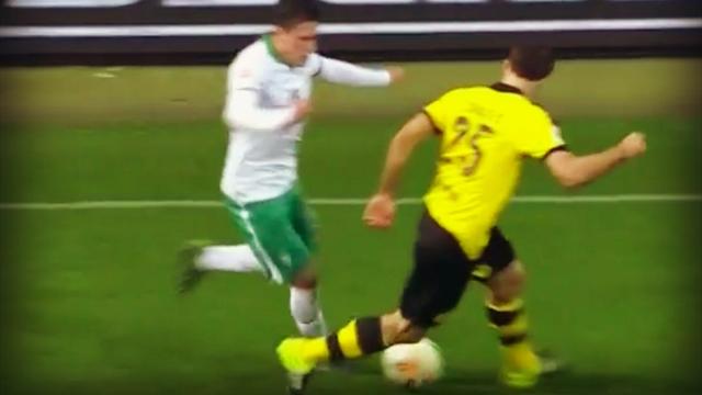 Sokratis (Dortmund) prend 3 petits ponts sur la même action en 15 secondes