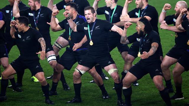 Médaille autour du cou, les All Blacks ont offert un dernier haka au public