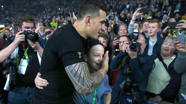 Un jeune fan voulait un câlin de Sonny Bill Williams, il est reparti avec sa médaille