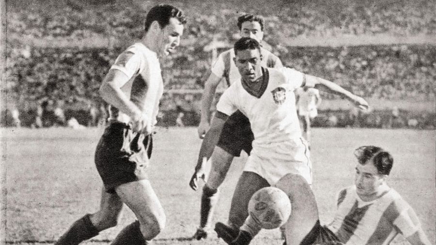 Juan Carlos Fonda et Leon Strembel tentent de s'opposer au Brésilien Tesourinha lors d'Argentine-Brésil, en 1946
