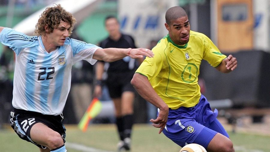 Adriano (Brésil) face à Fabricio Coloccini (Argentine) lors de la finale de la Copa America 2004