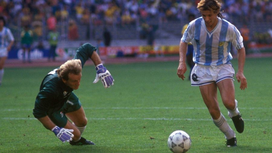 Claudio Caniggia élimine Taffarel pour donner la victoire à l'Argentine face au Brésil, en 8e de finale de la Coupe du monde 1990