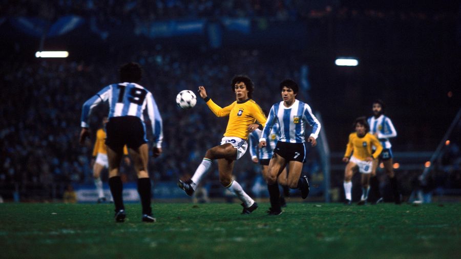Roberto Diamite (Brésil) face aux Argentins Luis Galvan et Daniel Passarella lors de la Coupe du monde 1978