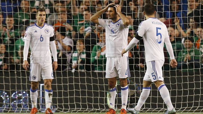 Bosnia & Herzegovina's Emir Spahic, Ognjen Vranjes and teammates look dejected after Republic of Ireland's first goal