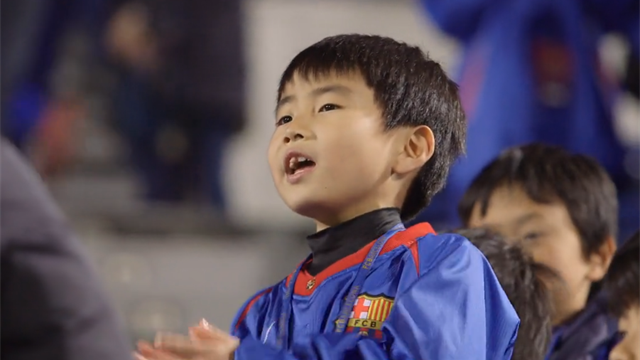 Un petit Japonais fait le show en chantant l’hymne du Barça à l’entraînement des Catalans