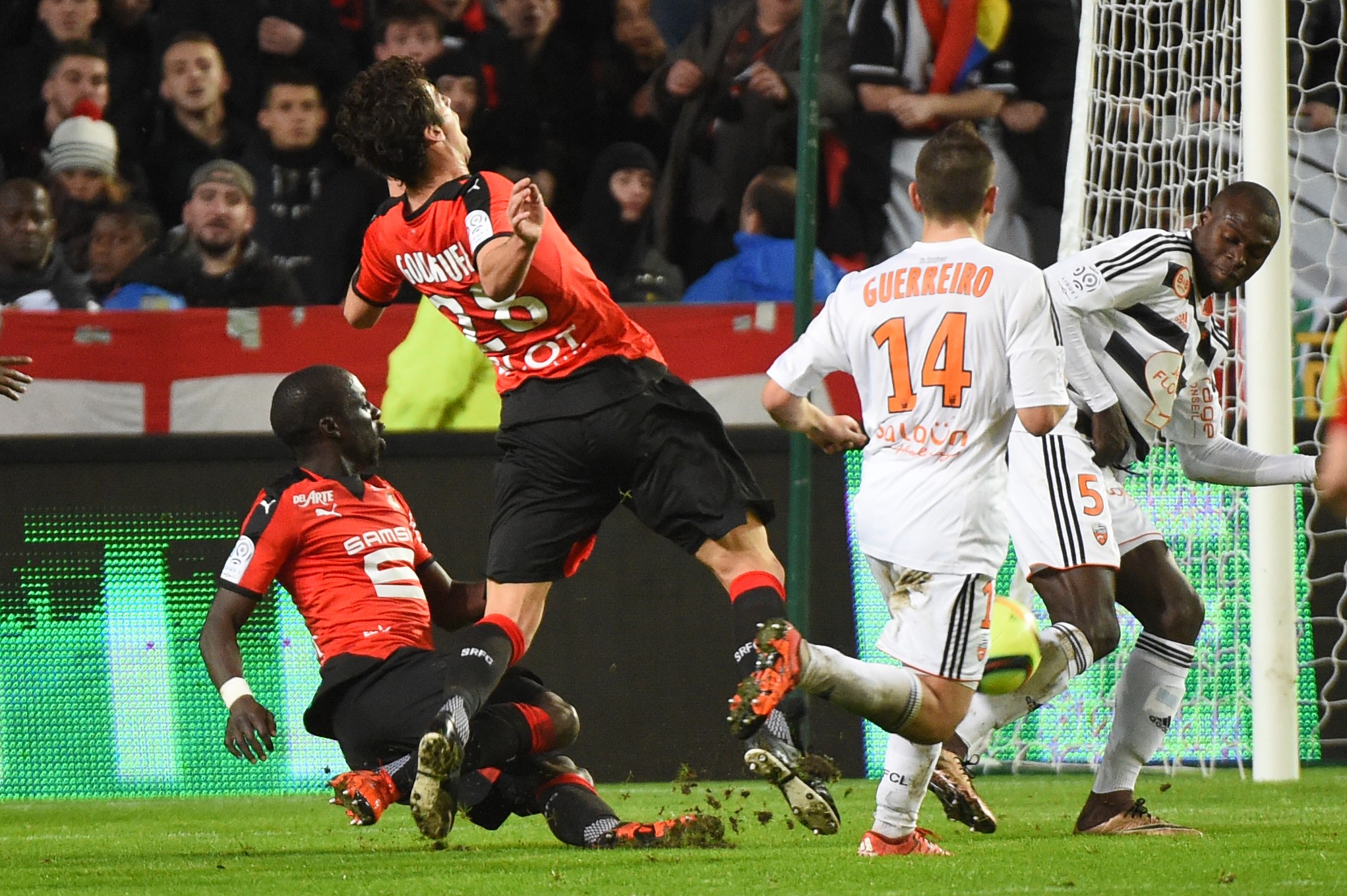 Yoann Gourcuff fauché par son coéquipier Mbengue face à Lorient