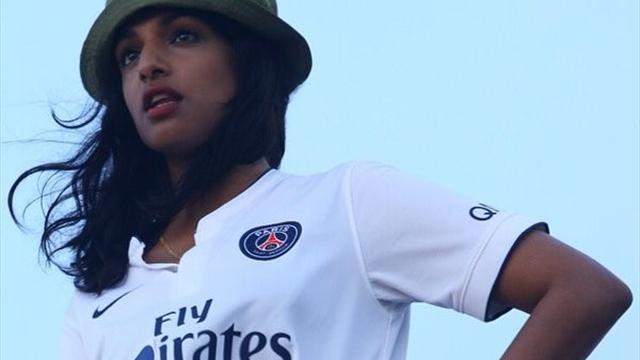 La chanteuse M.I.A détourne le maillot du PSG, le club parisien se fâche