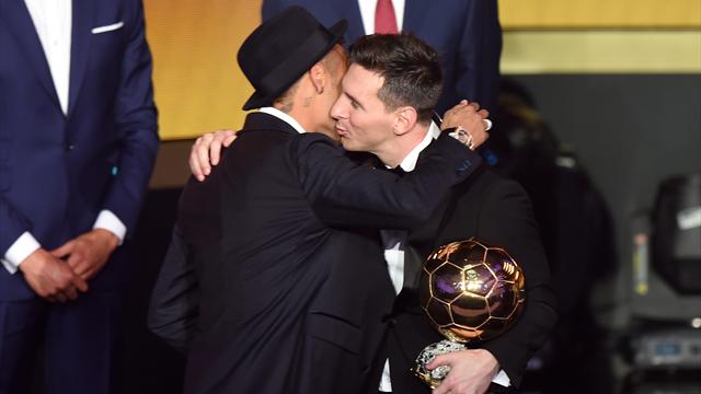 Messi est seul au sommet… mais il n’oublie pas ceux qui lui ont permis d’y grimper