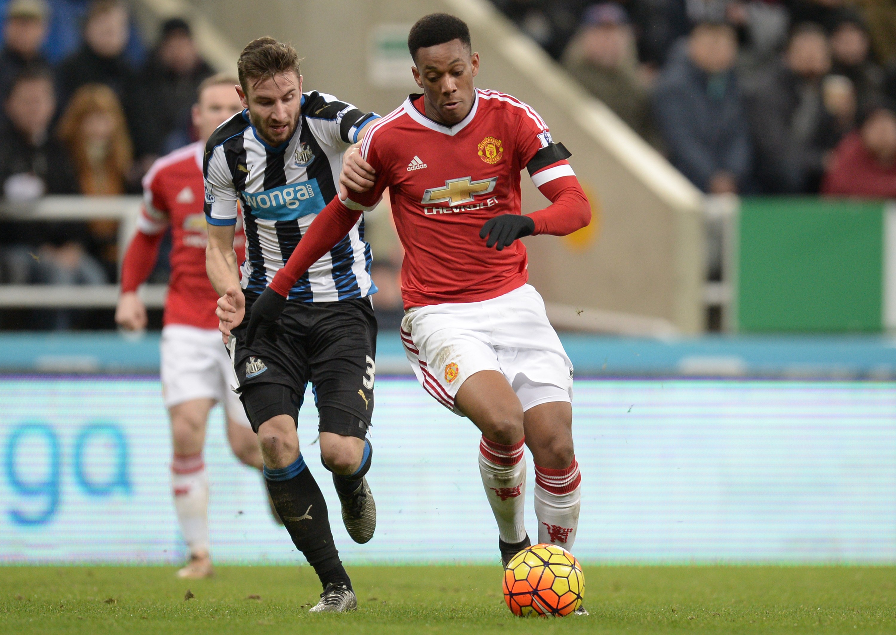 Anthony Martial (Manchester United) à la lutte avec Paul Dummett (Newcastle)